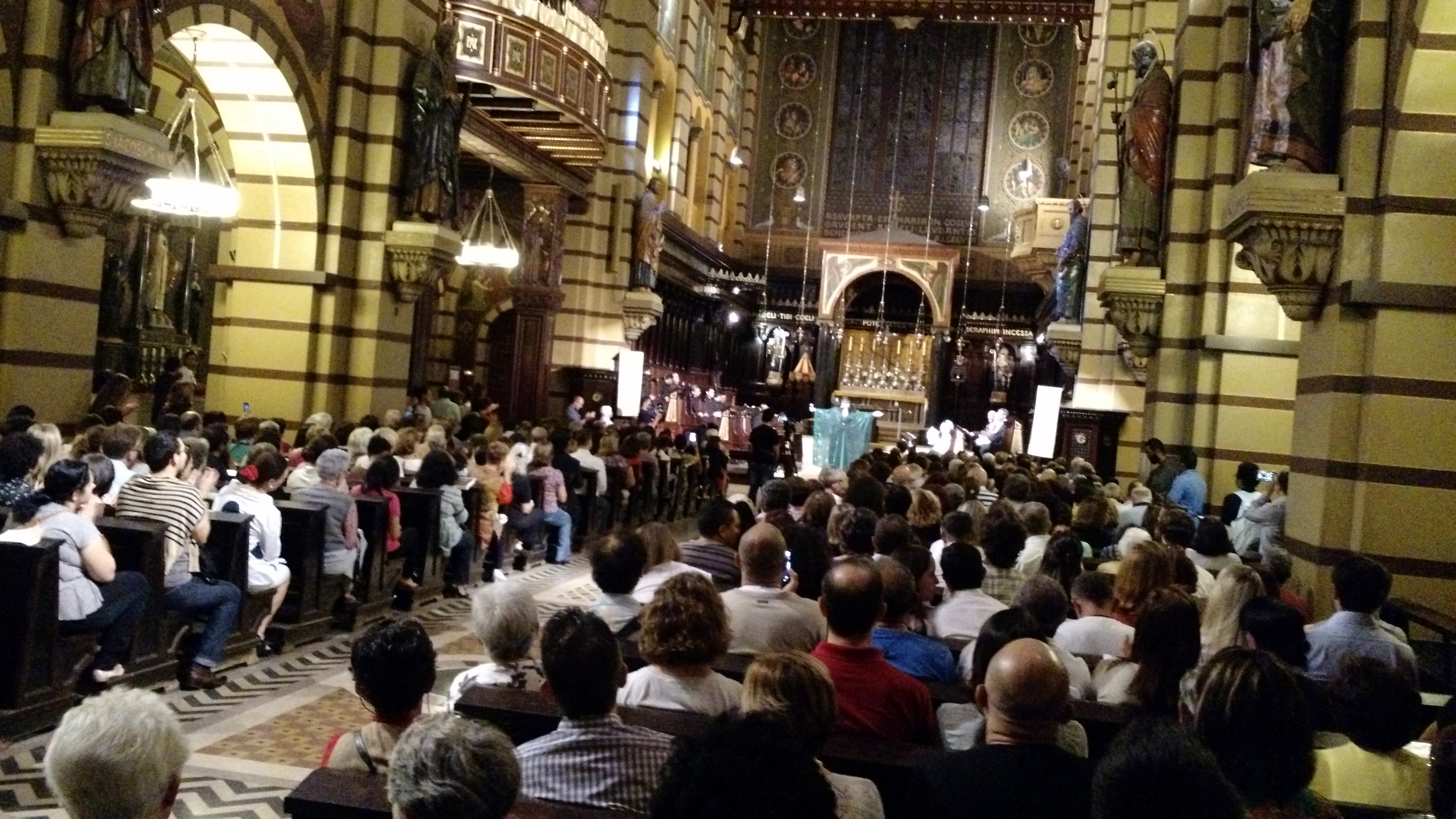 Cantora Fortuna e Monges Beneditinos se apresentam no Mosteiro São bento