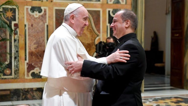 (Encontro do Papa Francisco com o superior-geral da Pia Sociedade de São Paulo - Pe. Valdir José de Castro. Foto Vatican Media)